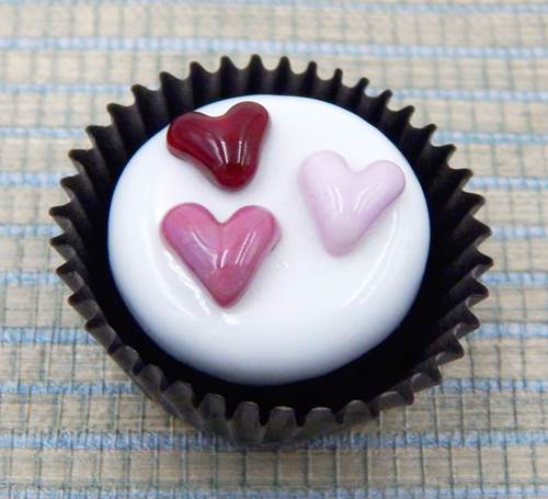 Click to view detail for HG-004 Choclate wtih 3 Mini Hearts, Choc/White Choc $43